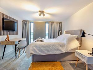 a bedroom with a bed and a desk and a deskablish at 3 Bed in Sheffield oc-94342 in Thurlstone