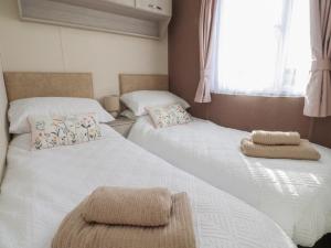 two beds sitting next to each other in a bedroom at Cornholme Lodge in Accrington