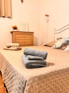 a bedroom with a bed with towels on it at Casa sul mare da Giovanna in La Caletta