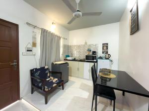a kitchen and dining room with a table and chairs at Diamond Stay Inn in Dhangethi