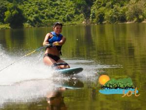 Eine Frau fährt Wasserski auf einem See in der Unterkunft Pradolago Sol Prado Tolima in Prado