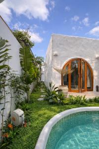 a house with a swimming pool in the yard at AnB Garden in Ða Gia
