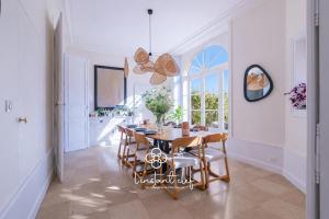 a dining room with a table and chairs at Villa élégante 5 chambres - 24H du Mans - Piscine Chauffée & Garage in Le Mans