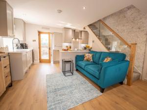 a living room with a blue couch in a kitchen at 1 Bed in Richmond oc-88589 in Easby +24 photos