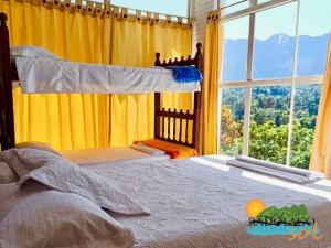 ein Schlafzimmer mit einem Bett und einem großen Fenster in der Unterkunft Pradolago Sol Prado Tolima in Prado + 41 Fotos