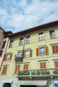 a yellow building with windows and a balcony at b&b casa pistacchio in Lovere