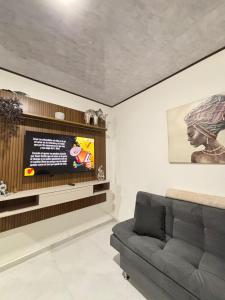 a living room with a couch and a statue at Aparta Hotel La Osadía in Acacías