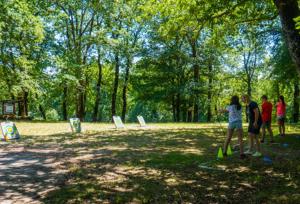 a group of people standing in a park at Camping Lac aux Oiseaux - Mobil-home 3 Pièces 4 Personnes MAE-0991 in Martiel