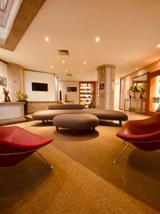 a living room with three ottomans and three chairs at Suite master, condo-hotel in Joinville