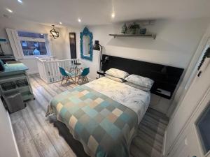 a bedroom with a large bed and a kitchen at Studio Tavros in Bristol