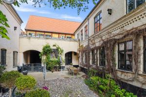 an alleyway between two buildings in an old building at Det gamle Apotek Møn in Stege