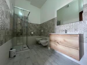 ein Badezimmer mit Dusche, Toilette und Waschbecken in der Unterkunft S' Agrùstu in Orosei + 36 Fotos