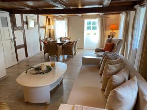 a living room with a couch and a table at Ferienwohnung Schultheiß in Remptendorf