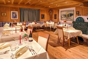 A restaurant or other place to eat at Hotel Regina