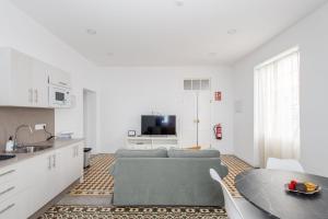 a living room with a couch and a table at GuestReady - Refugio de Salome in Los Sauces