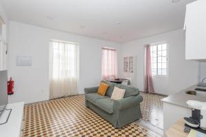 a living room with a couch and a table at GuestReady - Refugio de Salome in Los Sauces