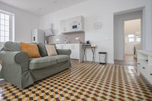 a living room with a couch and a kitchen at GuestReady - Refugio de Salome in Los Sauces