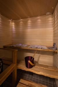 eine Sauna mit einem Eimer in der Mitte in der Unterkunft Santa's Hotel Aurora & Igloos in Luosto