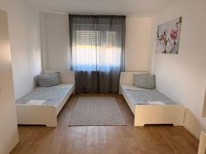 a small room with two beds and a window at Ferienwohnung Marktplatz in Oppenheim