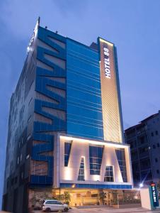 un bâtiment avec un panneau à l'avant dans l'établissement Hotel 88 Mangga Besar 62 Lokasari By WH, à Jakarta