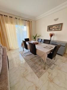 a dining room with a table and chairs at Residence ocean view in Ngor