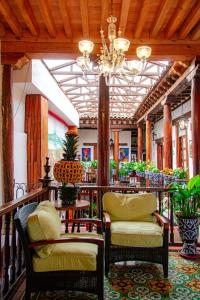 a lobby with two chairs and a bar at HOTEL CASA BAEZ in Pátzcuaro