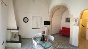 オストゥーニにあるAurasia Al Borgo Anticoのリビングルーム(ガラステーブル、赤いソファ付)
