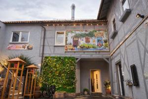 a house with a painting on the side of it at Oishi Ngon 19 in Wutha-Farnroda