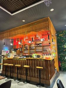 a bar in a restaurant with stools at the counter at Oishi Ngon 19 in Wutha-Farnroda