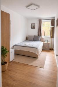 a bedroom with a bed and a window at Oishi Ngon 19 in Wutha-Farnroda +6 photos