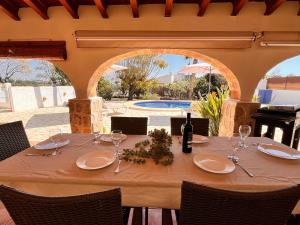 a table with glasses and a bottle of wine at Villa con piscina y barbacoa en Calpe in Calpe