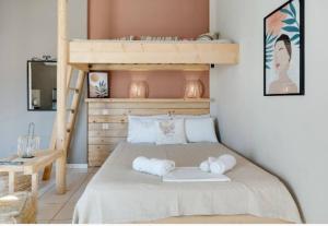 ein Schlafzimmer mit einem Etagenbett, auf dem Handtücher liegen in der Unterkunft Marbil Irida in Mérikhas