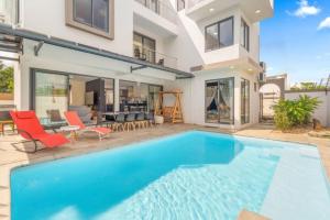 a large blue swimming pool in front of a house at Balaclava Star Villa in Balaclava