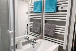 a bathroom with a sink and a mirror at Relax-Parc des expos-Wifi by La clé des expos in Vanves +18 photos