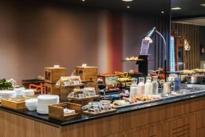a buffet line with food on display in a hotel at Aera São José Floripa - Hotel com café da manhã a 10 min do CentroSul in São José