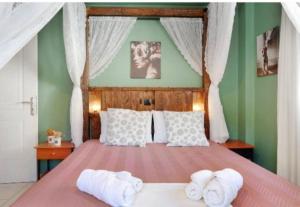 a bedroom with a bed with two towels on it at Panana Irida in Mérikhas