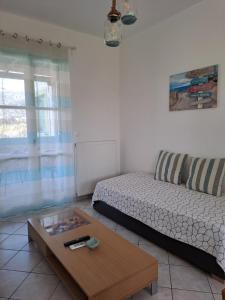 a living room with a bed and a coffee table at Naxos olive & home in Engares