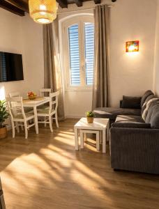 ein Wohnzimmer mit Sofa und Tisch in der Unterkunft Hotel Nella Firenze in Florenz