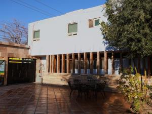 a building with a table and chairs in front of it at Hotel Casa Patrón Parras in Parras de la Fuente
