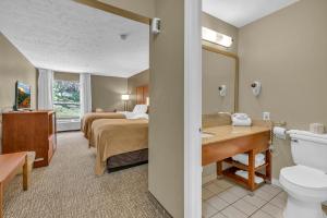 a hotel room with a bed and a bathroom at Bristol Arcadia Inn in Bristol