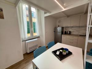 a kitchen with a table and chairs in a room at BUDELLO Apartament in Alassio