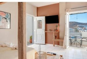 ein Zimmer mit Bett und Balkon mit Aussicht in der Unterkunft Marbil Irida in Mérikhas