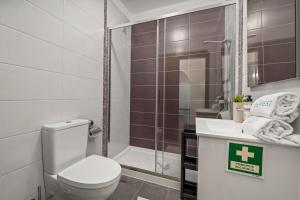 a bathroom with a toilet and a shower and a sink at Apartamento 3 Nações in Alvor +19 photos