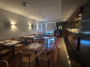 a restaurant with tables and chairs and a bar at Flag Hotel Campo Maior in Campo Maior +5 photos