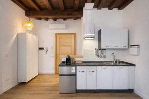 eine Küche mit Spüle und Kühlschrank in der Unterkunft Hotel Nella Firenze in Florenz