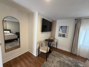 a room with a mirror and a bed and a table at Suite Safari in Tampa