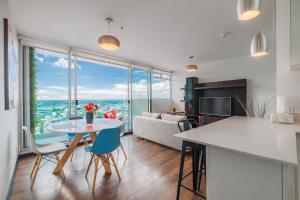 a kitchen and living room with a table and chairs at Torre Ambar Executive Residences in San José