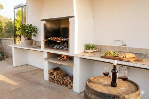 a kitchen with a table with wine glasses and a fireplace at Villa los Solares Casa para grupos in Corcoya