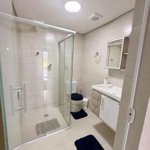 a bathroom with a shower and a toilet and a sink at Suíte - Top Country Ranch in Boituva