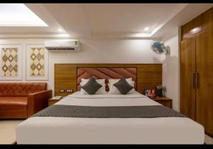 a bedroom with a large bed with a wooden headboard at Hotel Lotus Paradise in Sonīpat